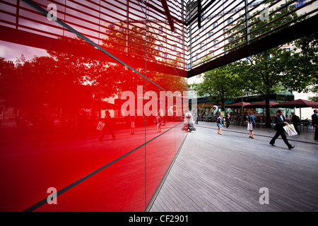 Fußgänger zu Fuß vorbei an "6 weitere London Place", ein Büro- und Einzelhandelsimmobilien Entwicklung am Südufer der Themse. Stockfoto