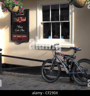 Fahrräder außerhalb der drei Tuns Pub. Der Pub ist 500 Jahre alt und war ursprünglich als die Gildenhalle Bier Stube. Stockfoto