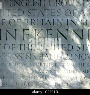 John F Kennedy Denkmal. Das Denkmal besteht aus einem Portland-Stein Denkmal Tablet Enscribed mit dem berühmten Zitat aus dem pres Stockfoto