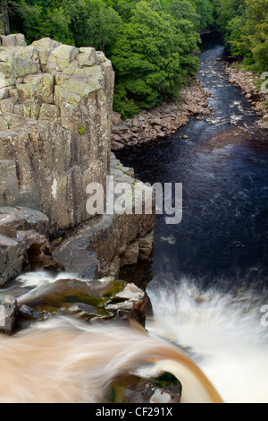 Der River Tees abstürzende High Force Wasserfall in der Grafschaft Durham. Stockfoto