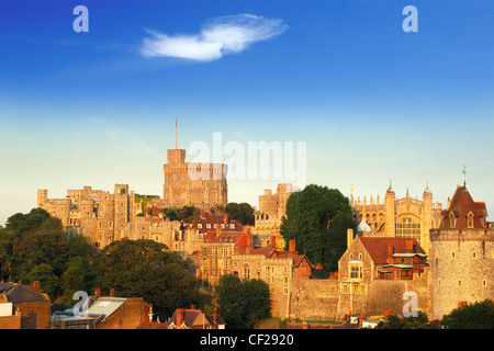 Luftaufnahme des Windsor Castle bei Sonnenuntergang.  Windsor Castle ist das größte noch bewohnte Schloss der Welt. Stockfoto