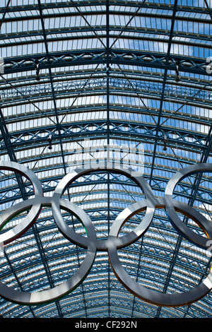 Einen riesigen Satz der Olympischen Ringe in St. Pancras International Station willkommen Besucher nach London, Gastgeberstadt des 2012 ausgesetzt Stockfoto