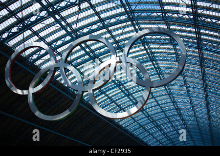 Einen riesigen Satz der Olympischen Ringe in St. Pancras International Station willkommen Besucher nach London, Gastgeberstadt des 2012 ausgesetzt Stockfoto