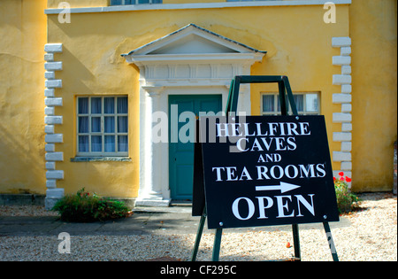 Hellfire-Höhlen und Tea-Room im West Wycombe Sign. West Wycombe Dorf ist im Besitz des National Trust. Stockfoto