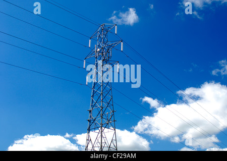 Strommast mit Wolken und blauer Himmel. Pylonen können aus einer Reihe von Materialien wie Holz, Beton, Stahlrohr gemacht werden ein Stockfoto