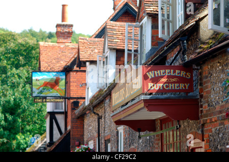 Pub und Metzger Zeichen mit Häusern im Hambleden Village. Der Name ist angelsächsischen Ursprungs und bedeutet "krumm oder gewellte Valle Stockfoto