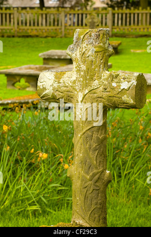 Yorkshire Dales National Park. Steinernes Kreuz als ein Holzkreuz auf dem Gelände des Bolton Abbey gestylt. Stockfoto