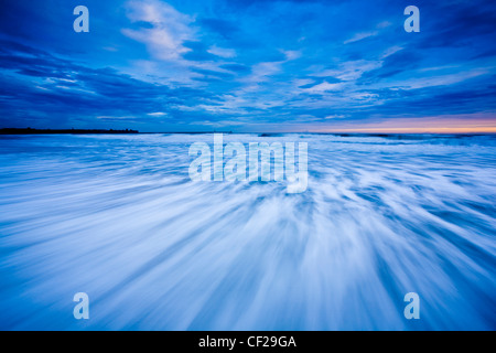 Die Nordsee stürzt auf den Sandstrand in South Shields. Stockfoto