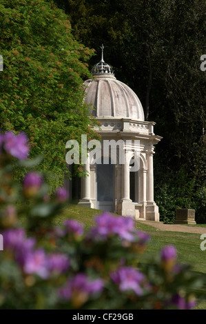 Griechische Tempel gebaut von der Familie Pulham aus Portland-Stein und Pulhamite im Dunorlan Park. Stockfoto