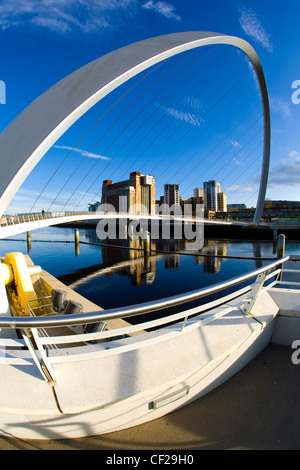 Die Gateshead Millennium Bridge und die Ostsee-Galerie am Fluss Kai Newcastle Upon Tyne. Stockfoto