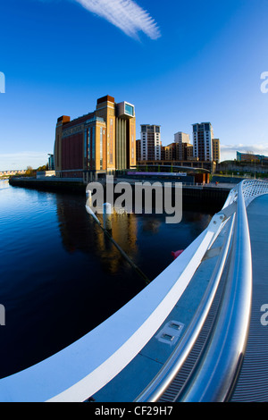 Die Ostsee-Galerie in Gateshead betrachtet von der Millennium-Brücke über den Fluss Tyne. Stockfoto