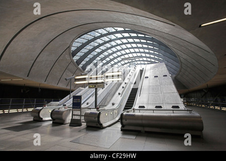 Fahrtreppen in Canary Wharf u-Bahnstation, die verkehrsreichsten u-Bahnstation außerhalb Londons. Stockfoto