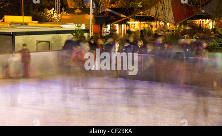 Edinburgh-Weihnachtsmarkt. Eisbahn in East Princes Street Gardens. Stockfoto