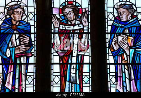 Osten Wand Glasfenster im Chor von St Pauls Monastery und Kirche, Darstellung St Paul, auferstandenen Christus und die Venerabl Stockfoto