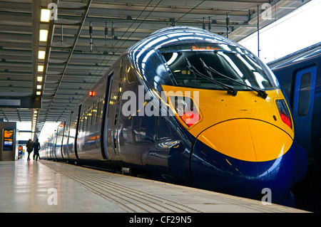 Ein high-Speed Speer Zug neben der Plattform am Bahnhof St Pancras. Die Züge werden verwendet, um eine high-Speed-Dienst-Wette zu betreiben Stockfoto