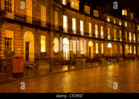 Gepflasterte Straße und georgianischen Gebäude in der New Town in Edinburgh. Stockfoto