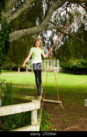 Mädchen auf Baum schwingen schwingen Stockfoto