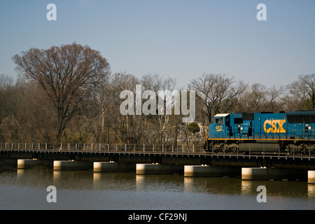 CSX Lokomotive 4817 auf einer Eisenbahn Brücke überqueren des Anacostia River in der Nähe von historischen Congressional Cemetery in Washington, D.C. Stockfoto