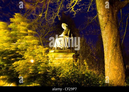 Statue in West Princes Street Gardens, Edinburgh, von Sir James Young Simpson, schottischer Arzt, die die Verwendung von Chlorof Pionierarbeit geleistet Stockfoto