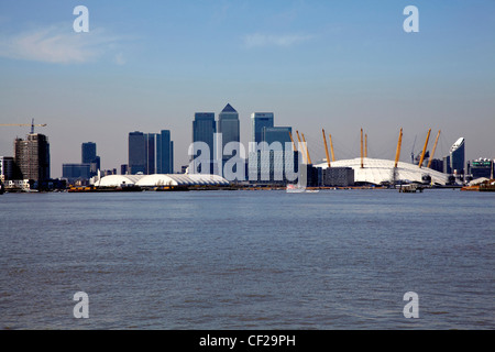 Canary Wharf Wolkenkratzer und die O2-Arena (früher Millenium Dome) von der Themse aus gesehen. Stockfoto