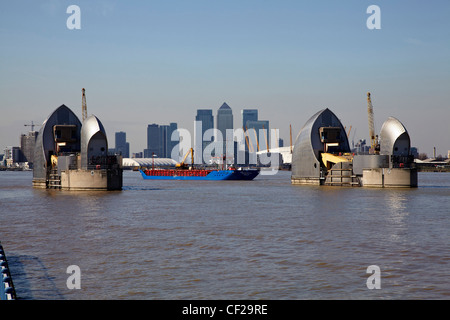 Blick über den Fluss Themse der Thames Barrier, O2 und Wolkenkratzer in Canary Wharf. Stockfoto