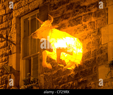 Kuh-Lampe auf einem Gebäude in der Nähe von Cowgate in Edinburgh. Stockfoto
