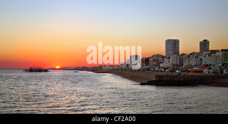 Blick vom Pier auf Sonnenuntergang über Brighton Seafront. Stockfoto