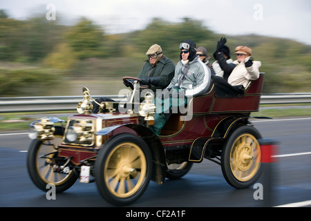 Teilnehmer die von London nach Brighton veteran Car Run auf die A23 nähert sich Brighton. Stockfoto