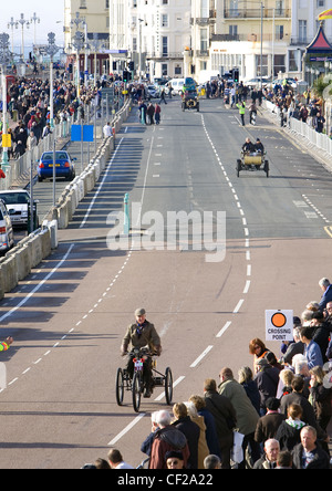 Zuschauer an der Ziellinie, die 2008 von London nach Brighton Veteran Car Run beobachten. Stockfoto