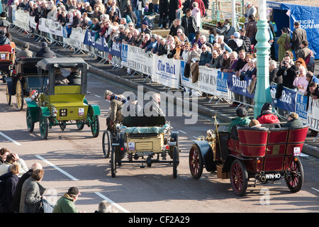 Zuschauer an der Ziellinie, die 2008 von London nach Brighton Veteran Car Run beobachten. Stockfoto