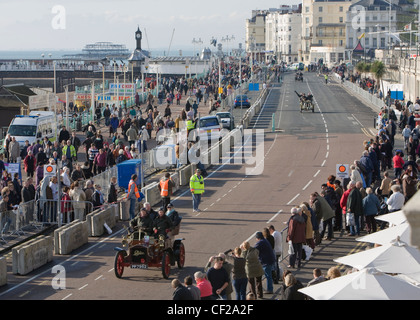 Zuschauer an der Ziellinie, die 2008 von London nach Brighton Veteran Car Run beobachten. Stockfoto