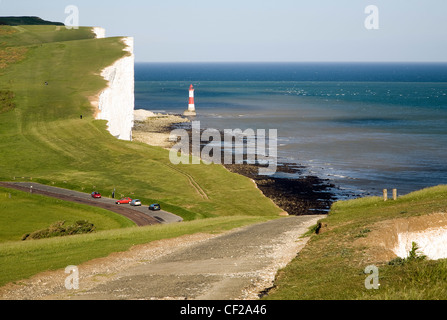 Blick nach Osten in Richtung Beachy Head Leuchtturm und Kreide Klippen der Sussex Downs. Stockfoto