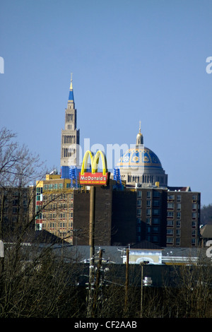 Basilika von der nationalen Schrein Unbefleckte Empfängnis - Wohnung komplexe Dach Top Spielplatz - McDonald's-Zeichen in Washington, D.C. Stockfoto