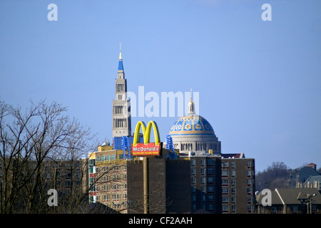 Basilika von der nationalen Schrein Unbefleckte Empfängnis - Wohnung komplexe Dach Top Spielplatz - McDonald's-Zeichen in Washington, D.C. Stockfoto