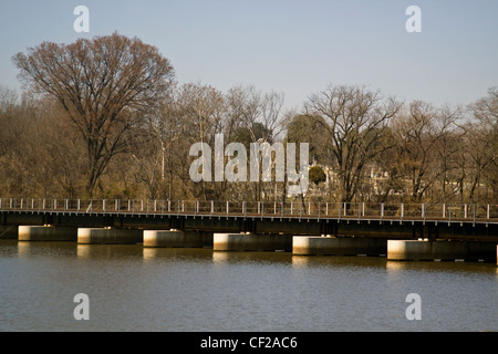 Ein CSX Eisenbahn Brücke überqueren des Anacostia River in der Nähe von historischen Congressional Cemetery in Washington, D.C. Stockfoto