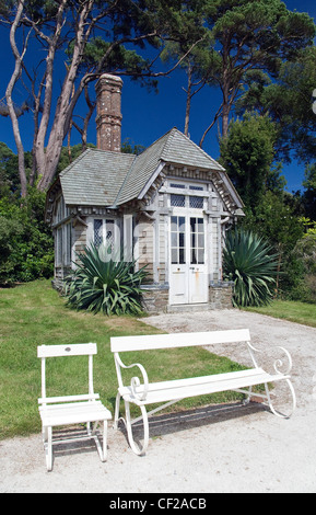 Eine Bank und kleinen Gebäude im Garten des Tregothnan Estate. Stockfoto