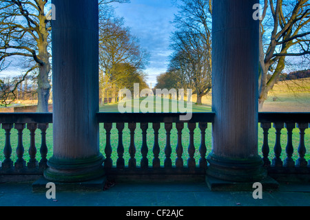 Blick durch den Steinsäulen der Gibside Kapelle in Richtung die halbe Meile, Eiche zu Fuß Richtung Spalte Libe ausgekleidet Stockfoto