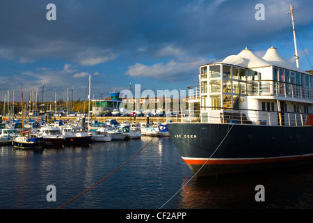 Earl of Zetland, einmal eine Fähre, die Arbeiten in den Sheltland Inseln, ist jetzt eine schwimmende Bar und Restaurant im Albert Edwa festgemacht Stockfoto