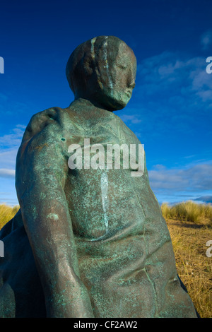 Eines der 22 Kupfer-Bronze-Statuen bilden die "Conversation Piece" Kunstwerk in der Nähe von The Buhne Leuchtturm am Littlehaven Strand, So Stockfoto