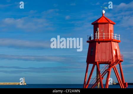 Der Süden Buhne Leuchtturm in South Shields mit dem North Pier Leuchtturm in der Ferne. Stockfoto