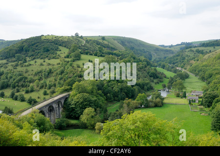 Der Grabstein-Viadukt über den Fluss Wye in Monsal Dale. Stockfoto