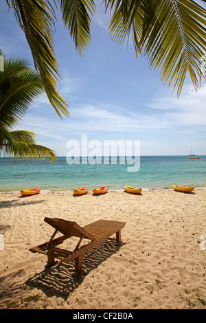 Strand, Palmen und liege, Malolo Lailai Island Mamanuca Inseln, Fiji, Südsee Stockfoto