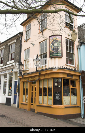 Die Nussschale Pub, den Ruf, die kleinste Kneipe in Großbritannien. Stockfoto