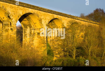 Die beeindruckende neun Bögen Viadukt überspannt den Fluss Derwent in den Derwent Spaziergang Country Park. Stockfoto