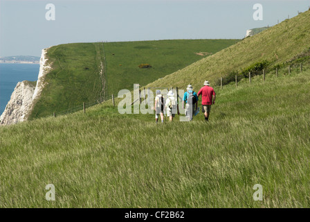 Wanderer auf Dorset Erbe Küstenweg auf der "Jurassic Coast". Stockfoto