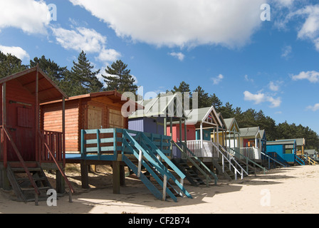 Strandhütten auf Stelzen auf dem Privatgrundstück Holkham bei Wells-Next-The-Sea. Stockfoto