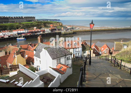 Sehen Sie die berühmten 199 Stufen, die hinunter zum Hafen von Whitby Abbey führen. Stockfoto