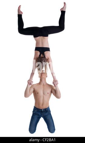 zwei junge Akrobaten zeigen hohe Geschicklichkeit Stand auf der Seite isoliert Stockfoto
