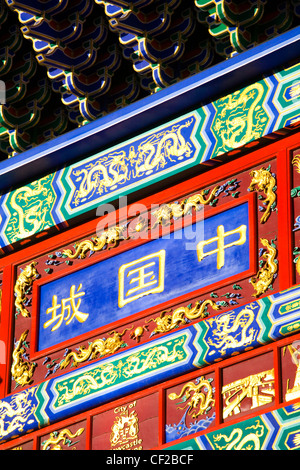 Detail der chinesischen Kunst und Design auf den chinesischen Bogen markieren den Eintrag im Bereich "China Town" von Newcastle. Stockfoto