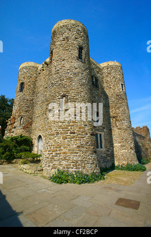 Der Ypern Turm, ein 14. Jahrhundert als Teil der Roggen der Verteidigungsanlagen gebaut. Die Turmhäuser Exponate aus Roggen Schlossmuseum. Stockfoto